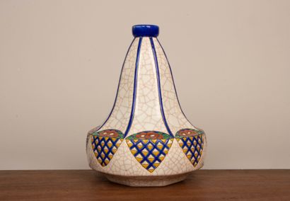 LONGWY 
Vase de forme toupie en émaux polychrome...