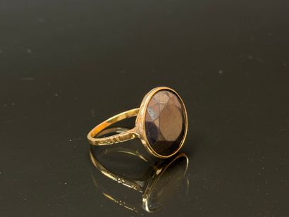 Gold ring set with a round hematite.
750°/00...