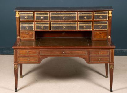 Large bureau à gradin en placage d' acajou...