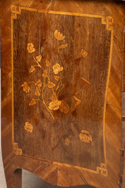 Petite commode ventrue marquetée de fleurs,...