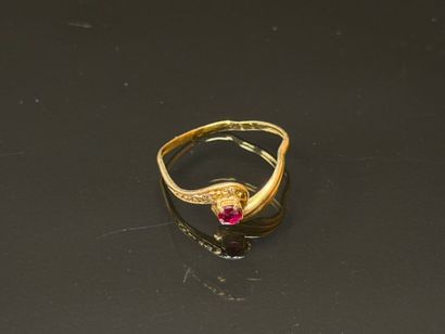 Gold ring set with a red stone.
750°/00 gold.
TDD...