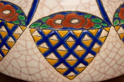 LONGWY 
Vase de forme toupie en émaux polychrome...