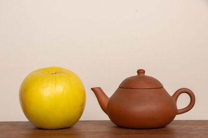 CHINE.
Petite théière en grès de Yixing.
Cachet...