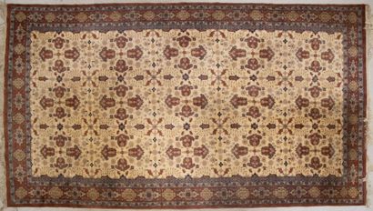 Grand tapis laine tisse main à fond beige.
340...