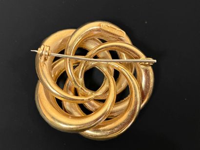 Amatized gold entrelac brooch.
750°/00 gold
D:...
