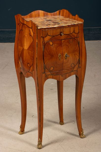 Table de salon galbée et marquetée de bois...