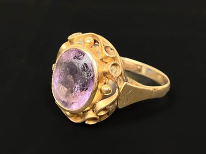 Gold ring set with an amethyst.
Gold 585°/00.
TDD...