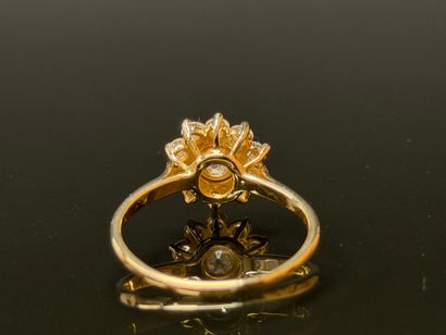 Yellow gold daisy ring, central diamond approx....