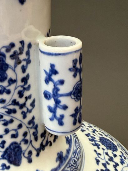CHINE 
Vase de forme Hu en porcelaine à décor...