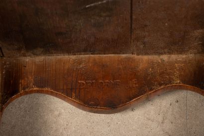 Table de salon galbée et marquetée de bois...