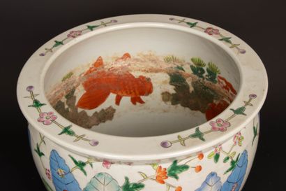 CHINE Aquarium en porcelaine à décor de végétaux...