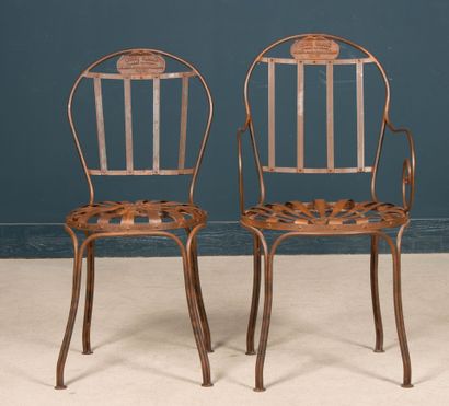 Ensemble de quatre chaises et deux fauteuils...