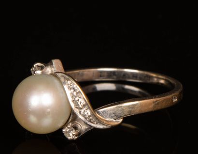 White gold ring set with a cultured pearl...