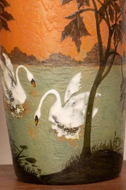LEGRAS
Paire de vases obus en verre nuancé...