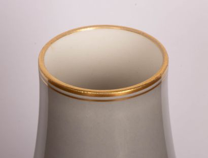 Manufacture de SÈVRES
Vase en porcelaine...