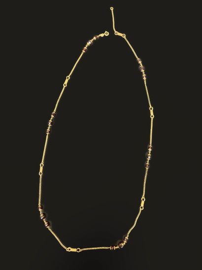 Long necklace in gold and garnet.
750°/00...