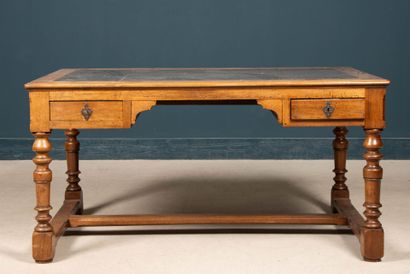 Bureau plat en noyer, quatre pieds balustres...