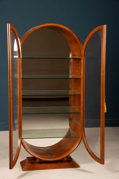 Vitrine de forme ovale en placage de loupe,...
