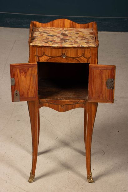 Table de salon galbée et marquetée de bois...