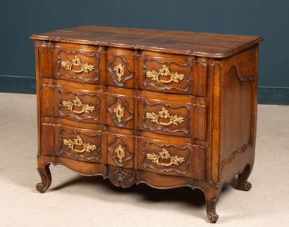 Commode à façade arbalète en noyer mouluré,...