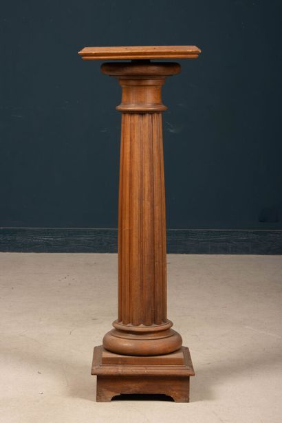 Colonne de présentation en noyer cannelé,...