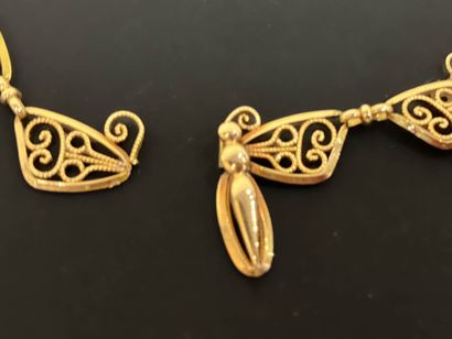 Gold necklace with butterfly design.
750°/00...