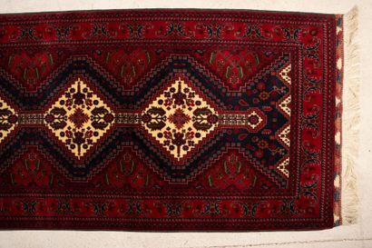 Grand tapis galerie en laine, tissé main.
Afghanistan...