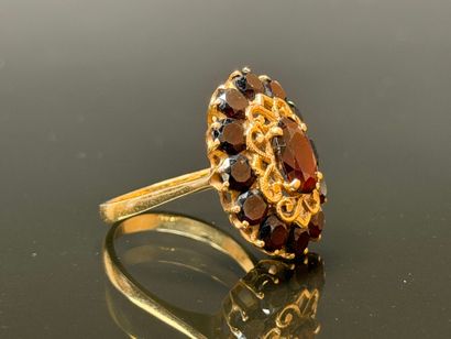 Daisy ring in gold and garnets.
750°/00 gold
TDD...