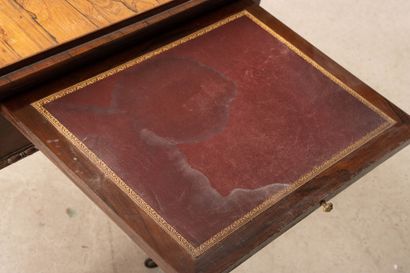 Bureau plat en placage de palissandre, pieds...