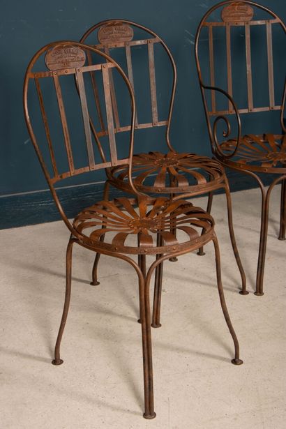 Ensemble de quatre chaises et deux fauteuils...