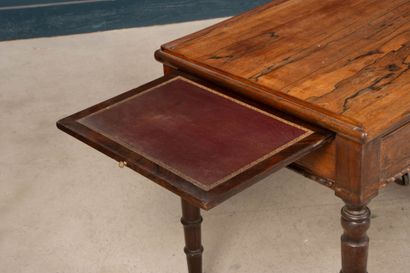 Bureau plat en placage de palissandre, pieds...