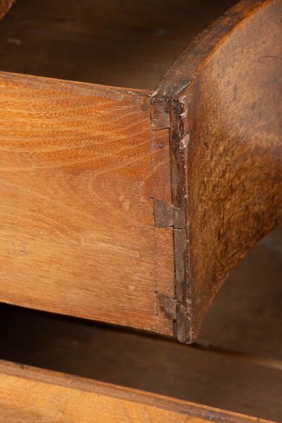 Commode scriban en acajou mouluré, à abattant...