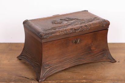 Coffret en bois sculpté à décor de Vénus...