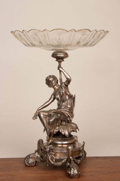 Centre de table en argent. figurant une nymphe...