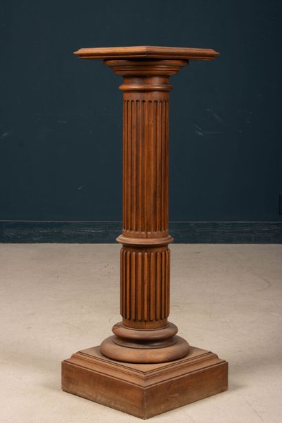 Colonne de présentation en noyer, fût cannelé.
Napoléon...