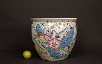 CHINE Aquarium en porcelaine à décor de végétaux...