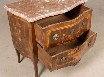 Petite commode ventrue marquetée de fleurs,...