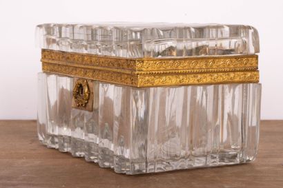 Coffret en cristal moulé, monture en bronze...