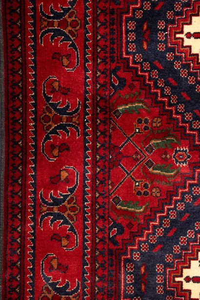 Grand tapis galerie en laine, tissé main.
Afghanistan...