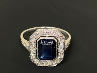 Ring in platinum. 950°/00 set with a sapphire...