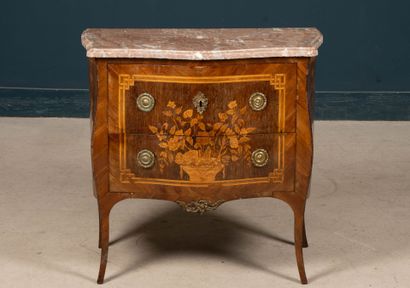 Petite commode ventrue marquetée de fleurs,...
