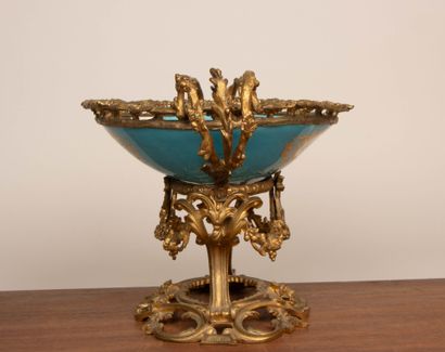 Coupe en porcelaine à décor de scène galante...