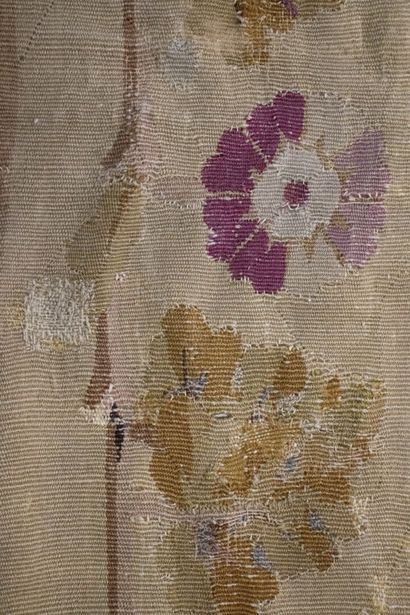 AUBUSSON Grand tapis tissé à décor de rosace...