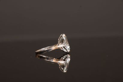 White gold ring set with a navette-cut aquamarine...