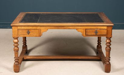 Bureau plat en noyer, quatre pieds balustres...