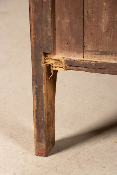 Commode à façade galbée en frisage de satiné...