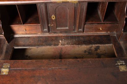 Commode scriban en acajou mouluré, à abattant...