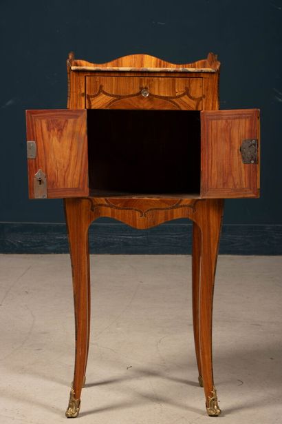 Table de salon galbée et marquetée de bois...