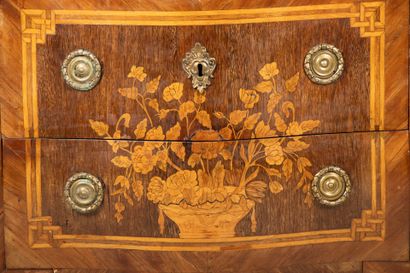 Petite commode ventrue marquetée de fleurs,...