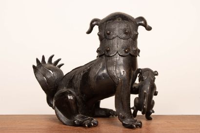 Chien de Fô et son petit, en bronze patiné,...